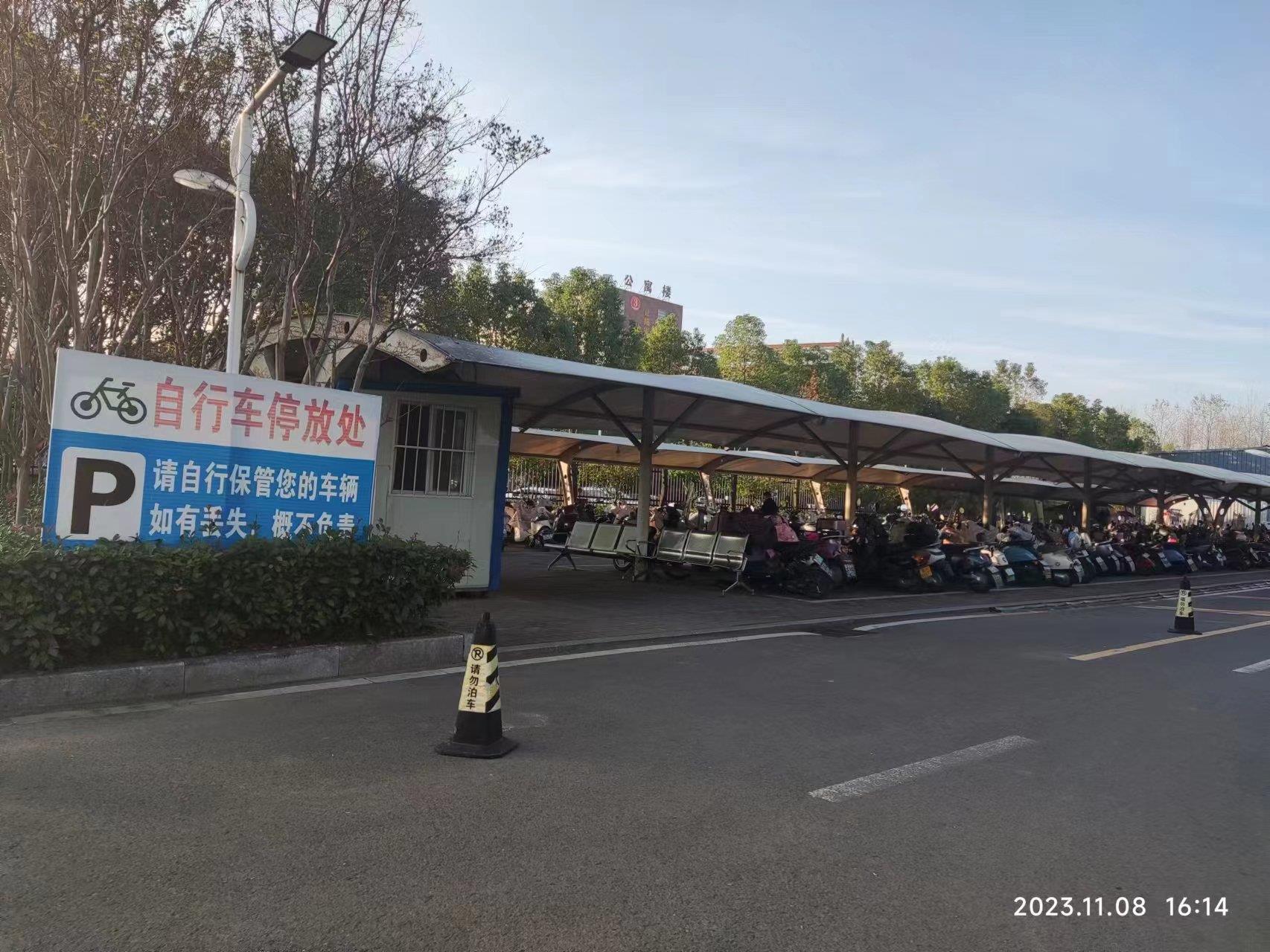 院內(nèi)自行車停車場(chǎng).jpg